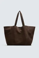Bolso tipo shopper de piel con acabado en serraje, diseño amplio con dos asas de mano y compartimento principal abierto con bolsillo interior con cierre.