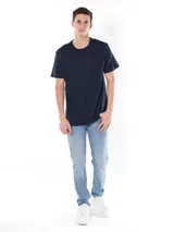 Remera de algodón de manga corta y cuello redondo, con diseño básico y micrologo de la marca bordado en el pecho.