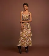 Vestido evasé midi de breteles anchos con elásticos, escote cuadrado y abertura vazada con frunzidos abajo del busto, lastex en la espalda y volados en superposición en la pollera. Estampado con flores y follaje.