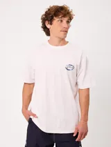 Remera Rusty de manga corta, color blanco, con ajuste holgado y gran estampa gráfica en la espalda de un mago surfeando entre olas.