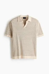 Polo en punto suave de mezcla de lino H&M, color beige con finas rayas horizontales marrones. Presenta cuello polo en pico de canalé y mangas cortas.