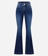 Pantalón de jean acampanado de tiro alto, color azul oscuro, con bolsillos delanteros y traseros, y cierre con botón y cremallera.