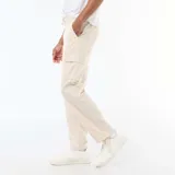 Pantalón cargo de corte regular fit en color gris claro (Gris Lune), con bolsillos laterales en las piernas y cordón ajustable en la cintura.