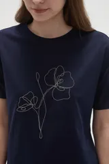 Remera de algodón de manga corta y cuello redondo, con diseño de línea fina bordado en el frente.