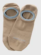 Calcetín tipo invisible color beige con borde superior en tono azulado, diseñado para usar con zapatillas.
