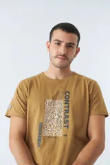 Remera color ocre con estampado frontal que incluye la palabra 'Contrast' y un diseño abstracto en blanco y negro.