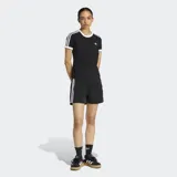 Short Adidas Firebird Classic de color negro con las tres tiras blancas características en los laterales y el logo del trifolio bordado en una pierna. Confeccionado en tejido de punto con cintura elástica.