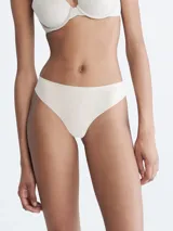 Colaless color piel de microfibra suave con bordes cortados a láser, talle medio y logo de Calvin Klein estampado en la cadera.