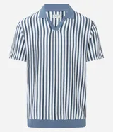 Polo de punto de manga corta para hombre, con cuello estilo cubano (sin botones) y patrón de rayas verticales en tonos azul marino, blanco y gris claro.