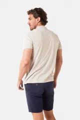 Remera blanca de manga corta con cuello mao y cierre frontal parcial con botones. Presenta detalles en color gris azulado en el cuello y en los bordes de las mangas.