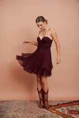 Vestido corto color vino de seda con escote corazón, breteles finos y falda con volados.