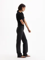 Jean straight tiro medio, fit recto y calce relajado, color negro lavado con diseño clásico de cinco bolsillos.