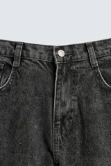 Pantalón cargo de denim lavado negro, corte relajado y tiro medio. Presenta múltiples bolsillos cargo con solapa y detalle de cierre en las perneras, además de bolsillos de vivo traseros. El bajo es ajustable con trabilla.