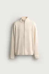 Chaqueta regular fit de punto color beige con cuello perkins, manga larga y cierre frontal con cremallera.