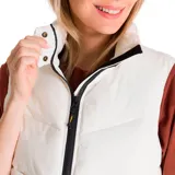Chaleco puffer corto de color blanco, con cuello alto, cierre frontal con cremallera y solapa protectora. Presenta bolsillos laterales con cierre y forro interior estampado con logo de la marca.
