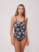 Malla entera de natación color negro con estampado de motivos playeros en blanco, con breteles finos y corte de pierna alto.