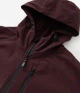 Campera deportiva Get Over de hombre, color bordó, con capucha ajustable, cierre frontal y bolsillos con cremallera. Confeccionada en tejido técnico resistente al agua.
