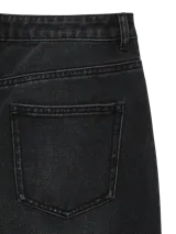 Jean wide leg de tiro medio y pierna ancha, color negro con efecto lavado. Presenta diseño clásico de cinco bolsillos, trabillas para cinturón y cierre frontal con botón y cremallera.