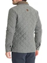 Chaqueta RKF modelo Lewis de corte regular, confeccionada en lana con diseño acolchado de rombos. Presenta cierre frontal con broches metálicos, bolsillos frontales aplicados, cuello camisero de cotelé en tono contrastante y relleno térmico de fibras recicladas.