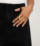 Pantalón de jean modelo wide leg cropped con cintura alta y sastre. Presenta costuras verticales frontales, bolsillos laterales y cierre delantero tradicional.