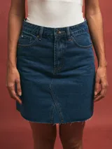 Minifalda de denim azul oscuro, de corte recto con diseño clásico de cinco bolsillos y costuras visibles en contraste.