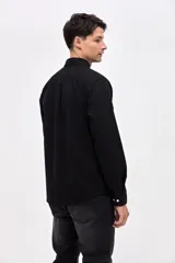 Sobrecamisa de algodón color bordó, con cuello solapa, cierre frontal con botones y dos bolsillos en el pecho con tapa.