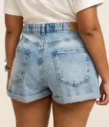 Short mom de jean color celeste con tiro alto, trabillas en la cintura y dobladillo revuelto en las piernas.