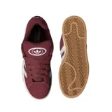 Championes adidas modelo Campus 00s, color bordó con las icónicas tres tiras laterales en blanco. Presentan una silueta clásica de perfil bajo, confeccionados en gamuza con suela de goma en tono crema.