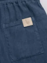 Pantalón blanco de lino premium, con cintura elástica, cordón de algodón ajustable, bolsillos laterales y bolsillo trasero. Confeccionado en Italia.