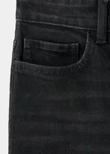 Jeans mom-fit de tiro alto y diseño crop, color negro, con cinco bolsillos, trabillas para cinturón y cierre frontal con cremallera y botón.