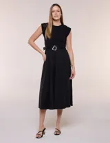 Vestido midi negro con torso de jersey sin mangas y falda de algodón, corte en la cintura con lazo de ajuste y hebilla metálica triangular.