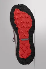 Zapatilla deportiva de correr para trail running, color marrón oscuro. Presenta una parte superior de tejido de punto transpirable, puntera y talón reforzados con material Shield Protect Max. Cuenta con ajuste de cordones, tirador trasero, plantilla OrthoLite® extraíble, entresuela Spume Foam V2 y suela de goma.