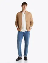 Sweater Tommy Hilfiger color beige de algodón, con cuello perkins, cierre de cremallera, corte regular y logo bordado en el pecho.