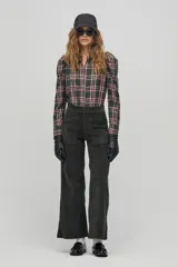 Pantalón verde oscuro de pana con corte recto, bolsillos laterales y traseros.