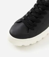 Championes casuales de hombre con diseño minimalista, confeccionados en poliuretano con acabado liso. Presentan cierre mediante cordones y una suela bold voluminosa de color blanco.