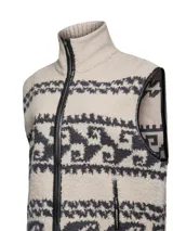 Chaleco de polar con diseño jacquard de motivos geométricos en tonos beige y gris oscuro. Presenta cuello alto, cierre frontal metálico con bordes de cuero sintético y bolsillos laterales con cierre.