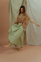 Pollera larga de algodón con diseño de cuadrillé en tono verde, de caída liviana y diseño amplio.