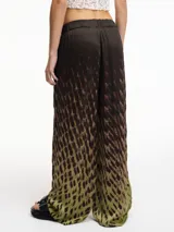 Pantalón de viscosa con estampado abstracto en tonos marrones y morados, de tiro medio-alto, pretina elástica, bolsillos laterales y corte amplio.