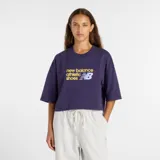 Remera de corte cropped y diseño oversize, color violeta, con cuello redondo, mangas cortas y estampa frontal con el logo y nombre de la marca en amarillo y blanco.