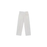 Pantalón baggy color arena con sutiles rayas verticales oscuras, de tiro medio, corte ancho y dobladillo vuelto en los tobillos. Cuenta con bolsillos delanteros y detalle de bordado en texto circular en el bolsillo derecho.