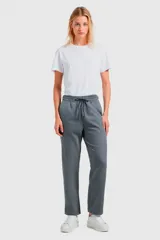 Pantalón tipo babucha de corte recto, confeccionado en tejido con felpa, con cintura elástica y cordón de ajuste frontal.