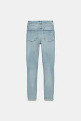 Jeans de tiro alto con corte skinny y largo tobillero. Presenta diseño clásico de cinco bolsillos, cierre frontal con cremallera y botón, con un acabado de lavado azul medio.