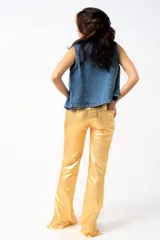Chaleco sastrero color beige con botones frontales y escote en V.