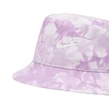 Gorro tipo bucket Nike con estampado tie dye en tonos lila y blanco, y logo de la marca bordado en blanco en el frente.
