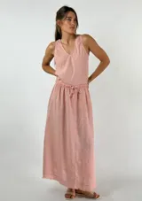 Pollera larga de lino color rosado, con cintura elastizada.