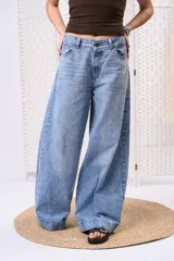 Pantalón wide leg de denim con lavado celeste vintage, tiro medio y dobladillo ancho marcado en las botamangas.