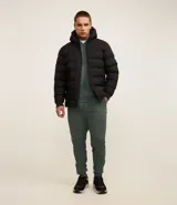 Campera puffer deportiva Get Over, color negro, con capucha, cierre frontal por cremallera y puños elásticos. Diseño acolchado sin costuras visibles.