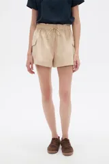 Short cargo negro de poliéster, con cintura elástica fruncida y cordón ajustable. Posee bolsillos laterales tipo cargo.