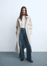 Pantalón de jean tiro alto con corte culotte y pernera ancha. Presenta cierre frontal con cremallera y botón, trabillas para cinturón y bolsillos traseros.