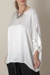 Blusa italiana holgada de color negro liso con detalle de lazos en las mangas. Talle único.